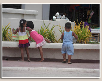 petits enfants jouant à Coron